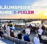 Foto der Dachterasse der Leuchtenfabrik mit Festgesellschaft