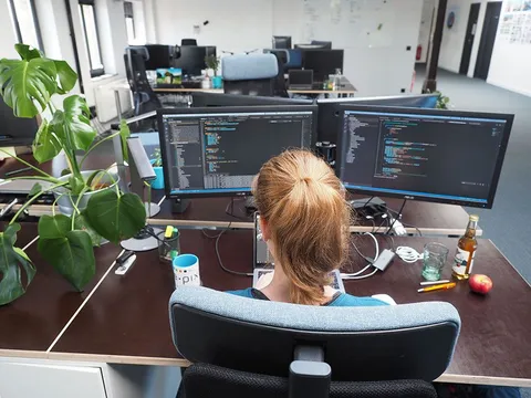 e-pixler Entwicklerin beim programmieren