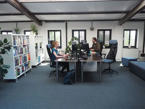 e-pixler Entwickler am Schreibtisch