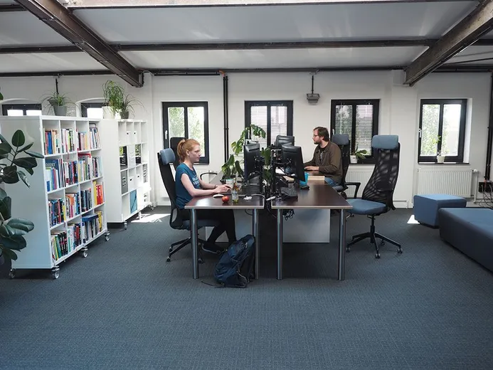 e-pixler Entwickler am Schreibtisch
