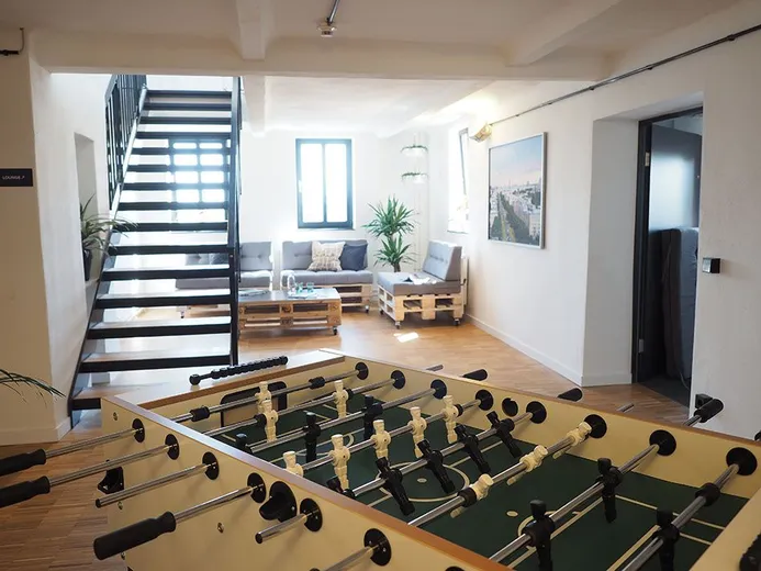 Empfangsbereich bei e-pixler mit einem Kicker und einer Lounge-Ecke im Büro.