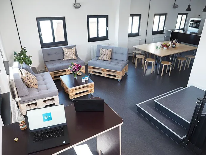 Turmzimmer bei e-pixler mit modernen Möbeln und einem Tisch für Besprechungen.