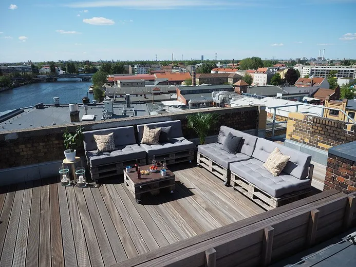 Terrasse bei e-pixler mit Sitzgelegenheiten und Blick auf die Stadt.