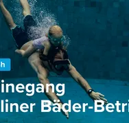 Vater und Kind tauchen im Schwimmbad