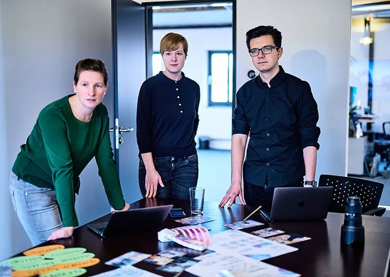 Drei UX-Designer bei e-pixler arbeiten gemeinsam an Konzepten und Strategien für eine verbesserte Benutzererfahrung.