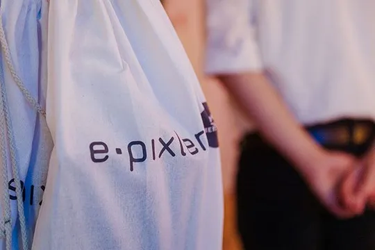 Beutel mit dem e-pixler Logo, getragen von einem Mitarbeiter.