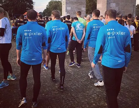 Team von e-pixler beim Firmenlauf, alle in blauen T-Shirts mit dem e-pixler Logo.