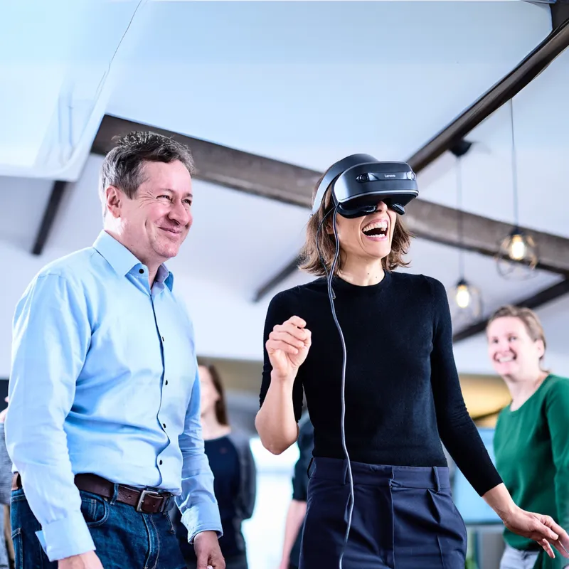 Glückliche Frau mit VR-Brille