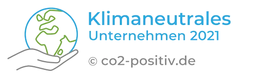 Logo für "Klimaneutrales Unternehmen seit 2021" mit Erdsymbol und einer Hand, die den Planeten stützt.